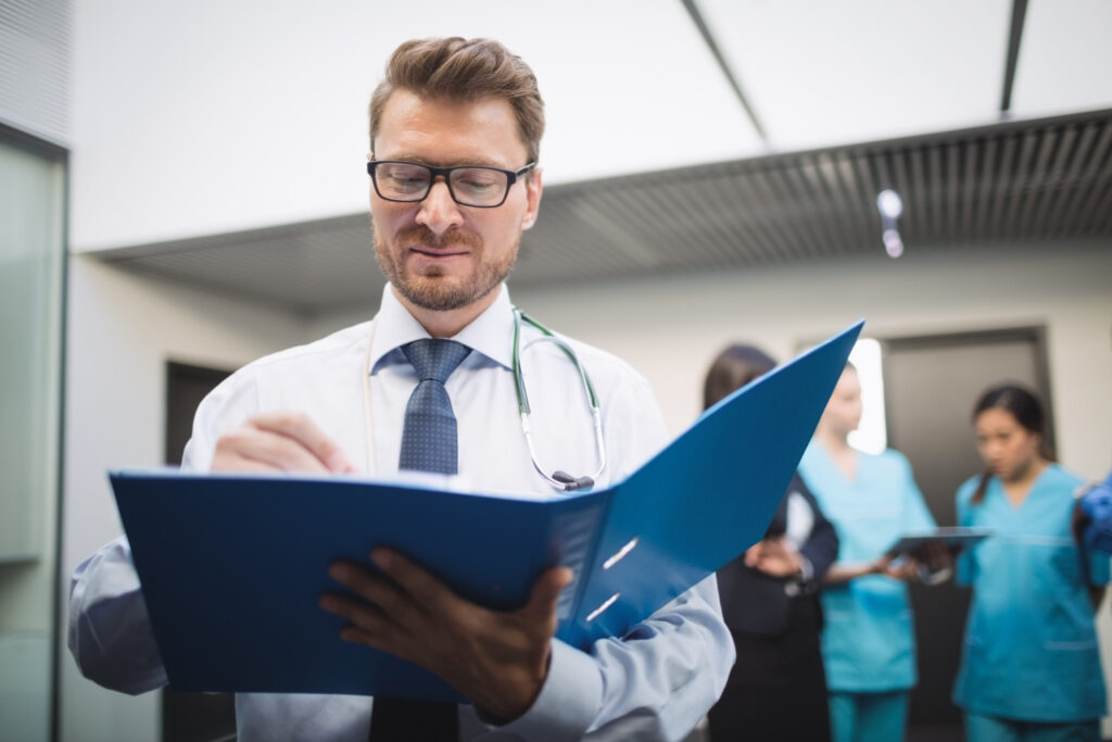 Contabilidade estratégica para médicos PJ: quando sair do operacional